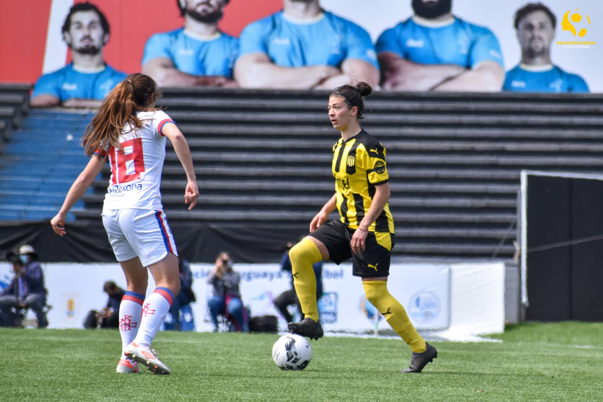 Nacional y Peñarol empataron 2-2 en el clásico del fútbol uruguayo